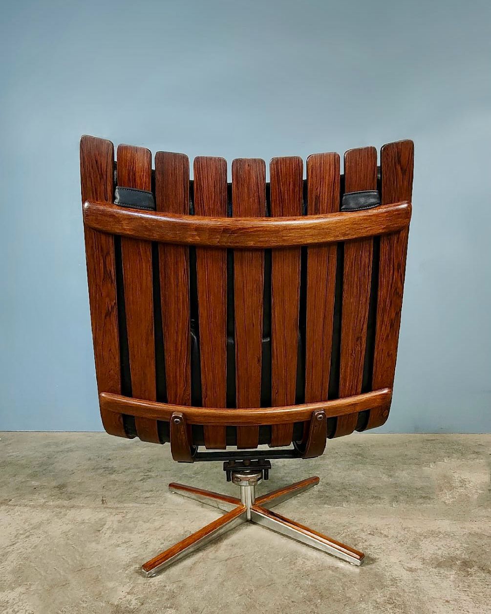Mid Century Original Georg Eknes Hans Brattrud Scandia Rosewood Swivel Lounge Chair