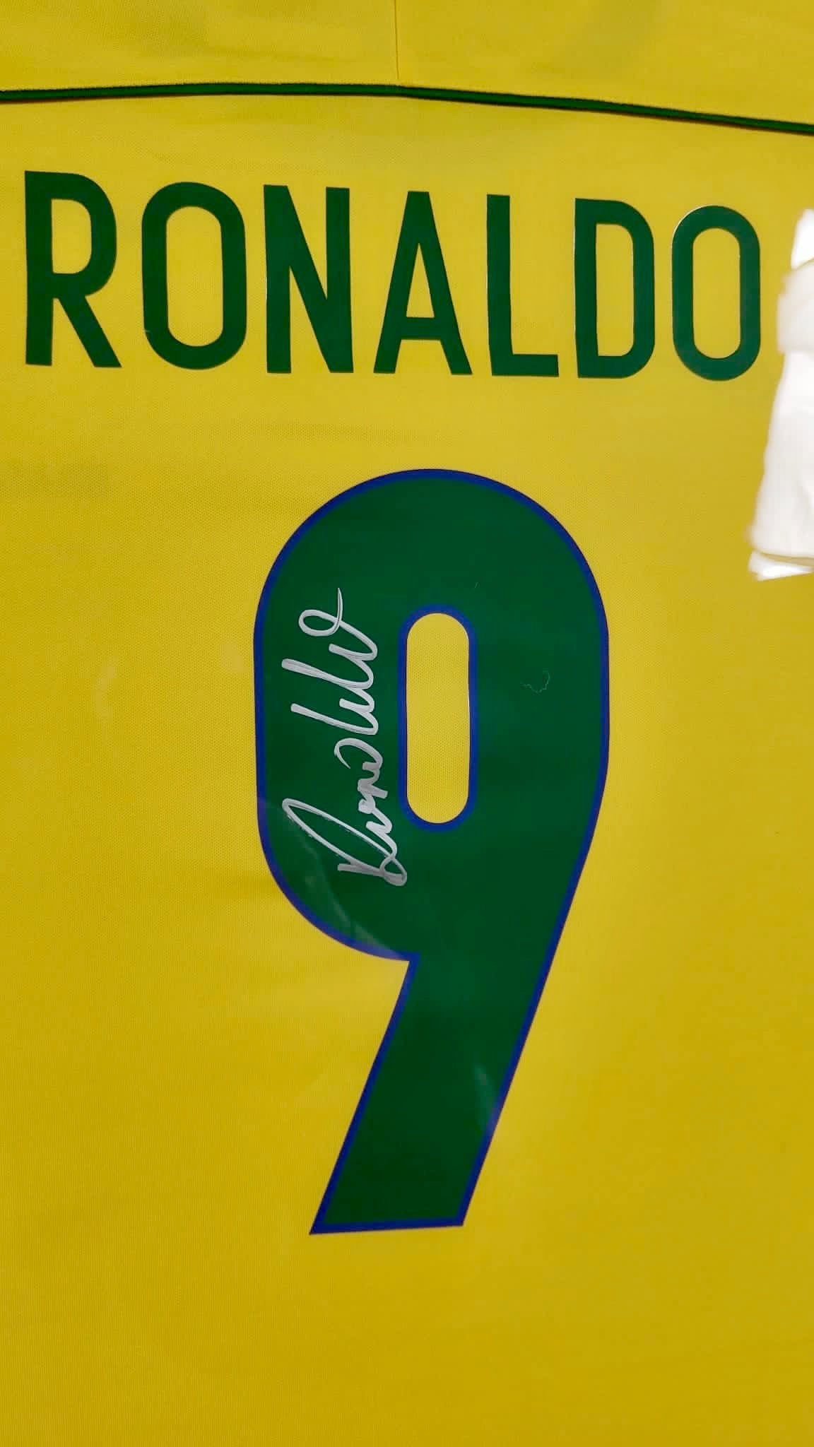 Brazilian Ronaldo R9 Nazário Number 9 France World Cup 1998 Signed Framed