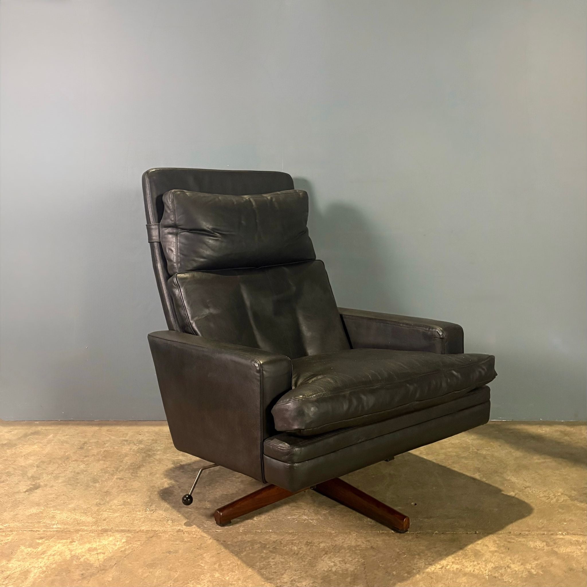 Fredrik Kayser Vatne Møbler Black Leather Swivel Lounge Chair Model 807 Mid Century Vintage Retro MCM