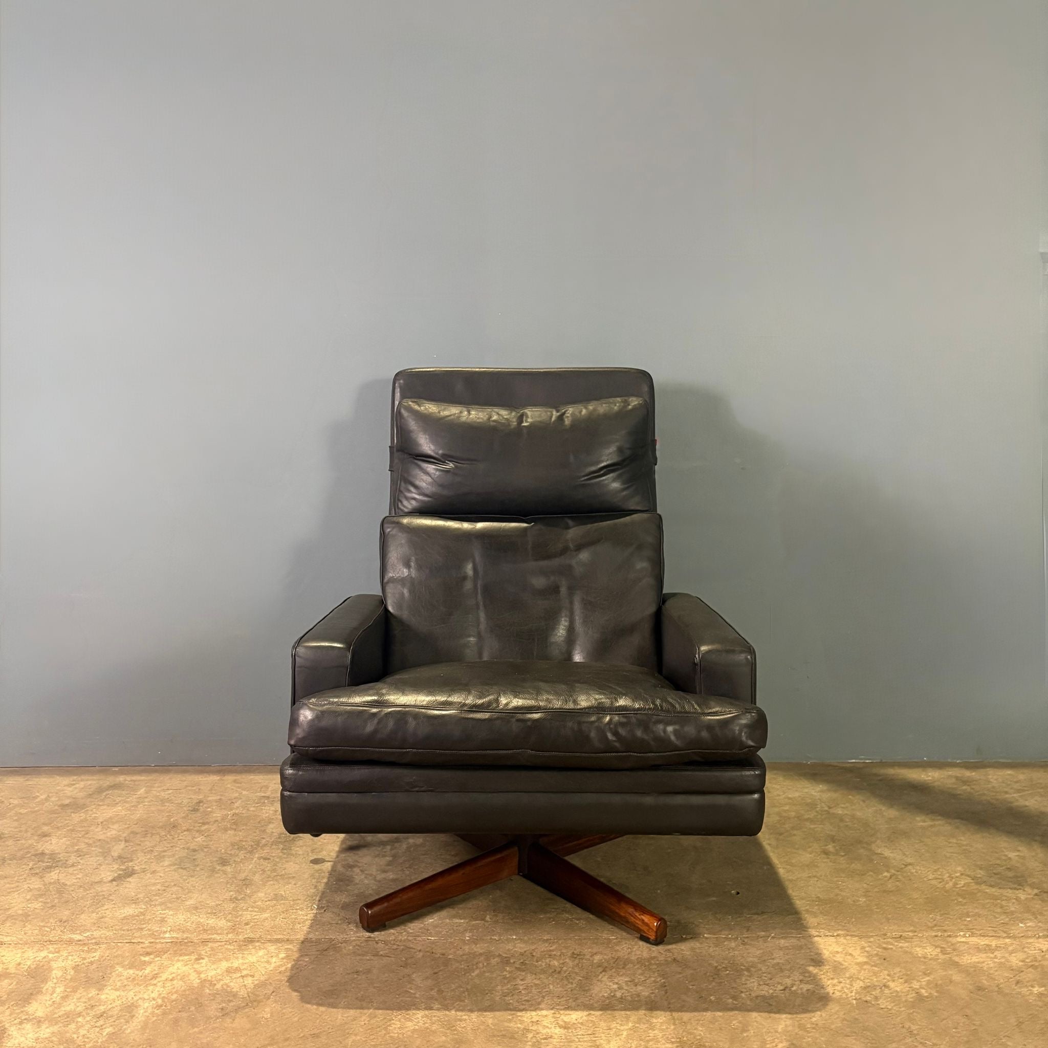 Fredrik Kayser Vatne Møbler Black Leather Swivel Lounge Chair Model 807 Mid Century Vintage Retro MCM