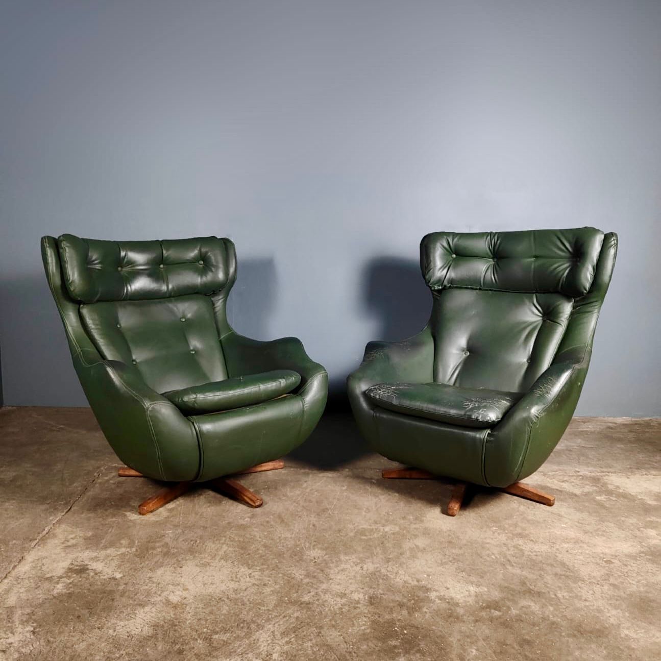 Pair Of Green Parker Knoll Statesman Swivel Egg Lounge Chairs Mid Century Vintage Retro MCM